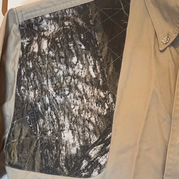 Mossy Oak khaki with camouflage patch short sleeve, button down, collared shirt. - Picture 2 of 7